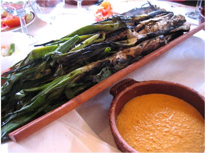 Calçots dengan Romesco Sauce